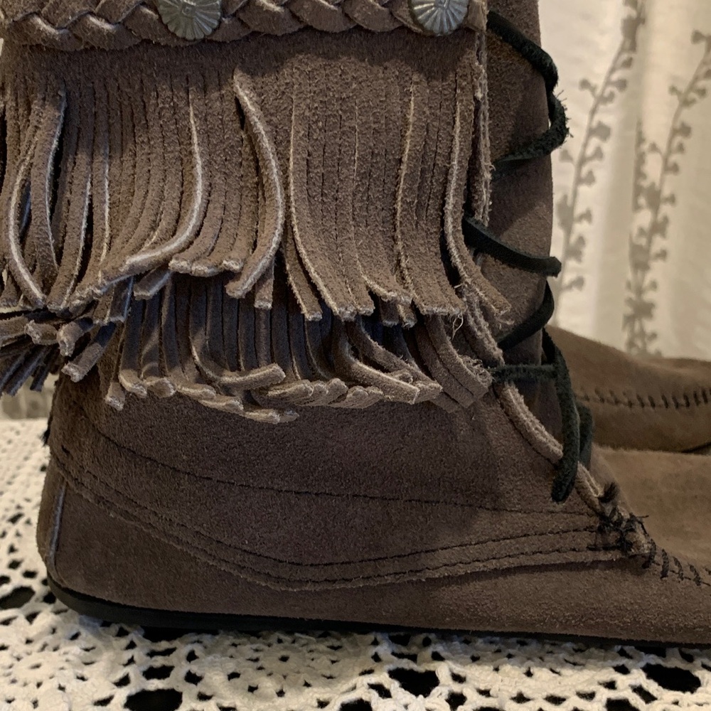 Minnetonka Fringe Boots – Size 9 - Picture 5 of 7